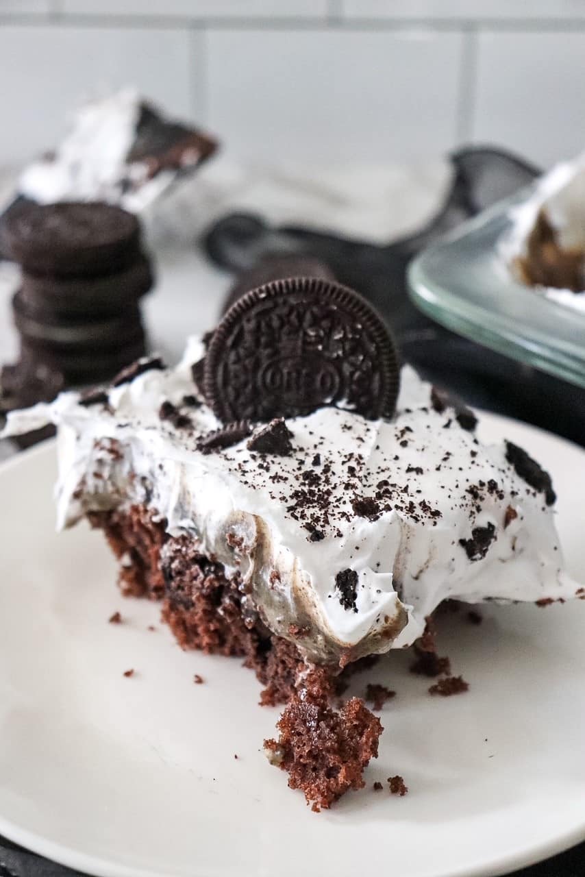 https://www.razzledazzlelife.com/wp-content/uploads/2021/06/Cookies-and-Cream-Poke-Cake4.jpg