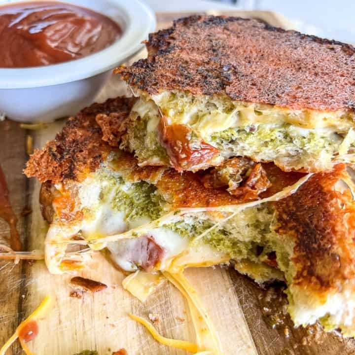 Pesto Grilled Cheese Sandwich Recipe: Quick And Easy-image