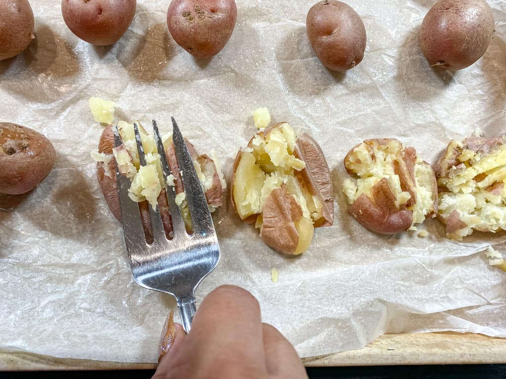 using a fork to mash potatoes