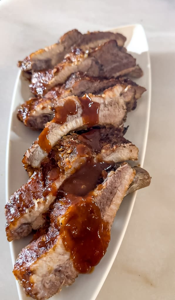 plated ribs with sauce