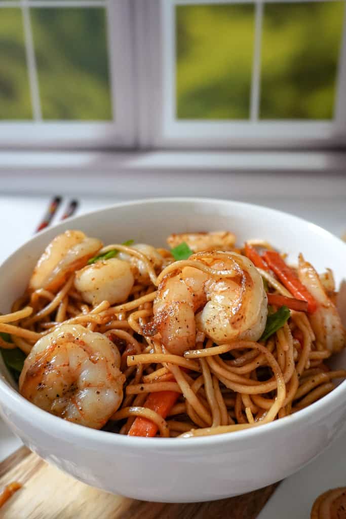 bowl of shrimp lo mein