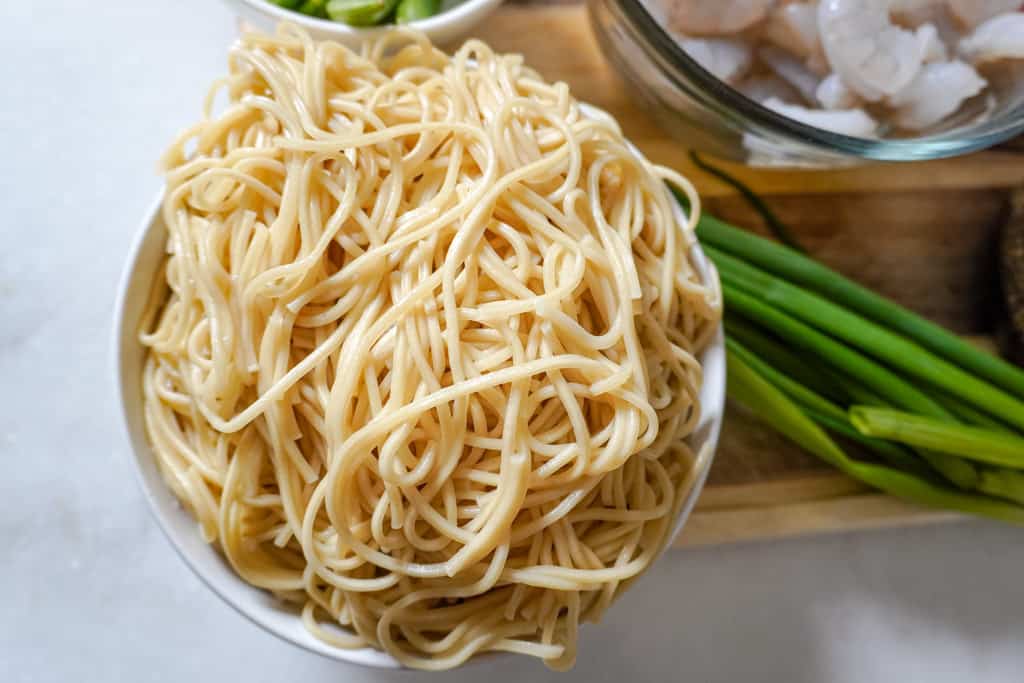 bowl of cooked lo mein noodles