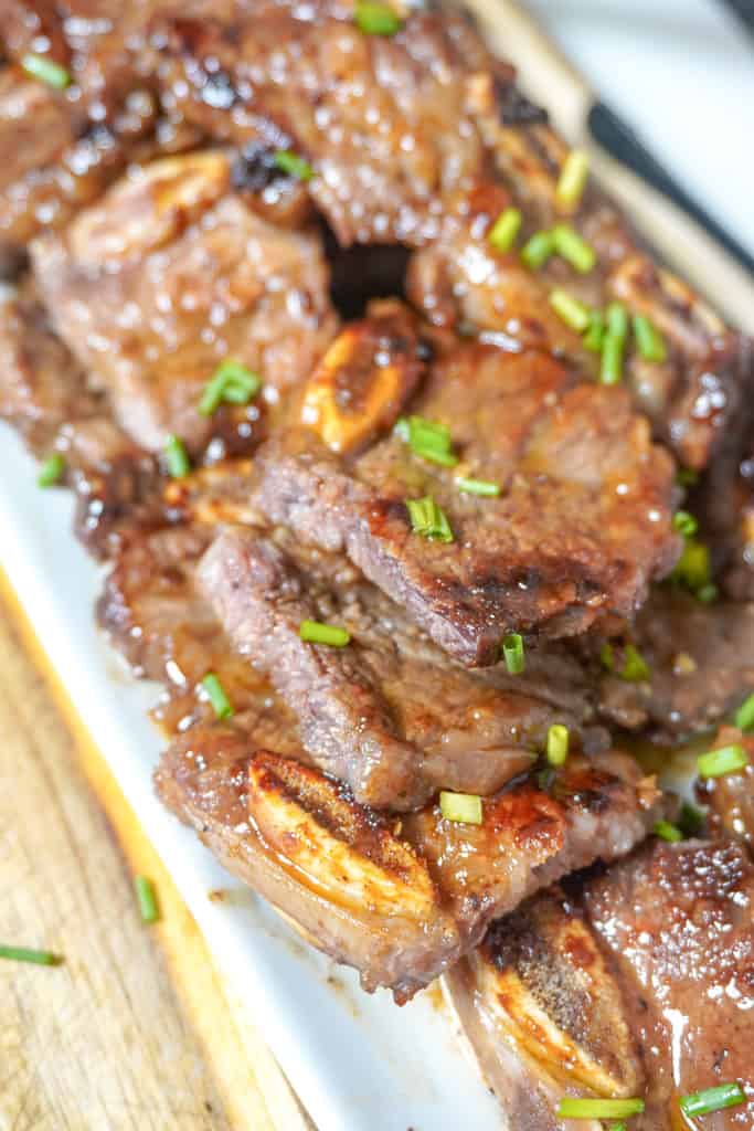 close up of plated flanken short ribs